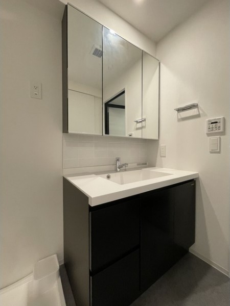 洗面化粧台はタイルがあしらわれていておしゃれですね