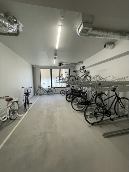 自転車置き場は屋内にあります