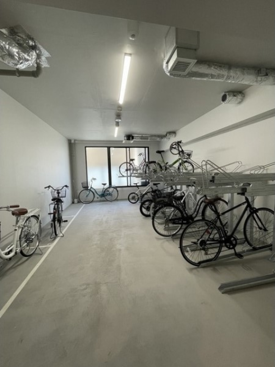 自転車置き場は屋内にあります