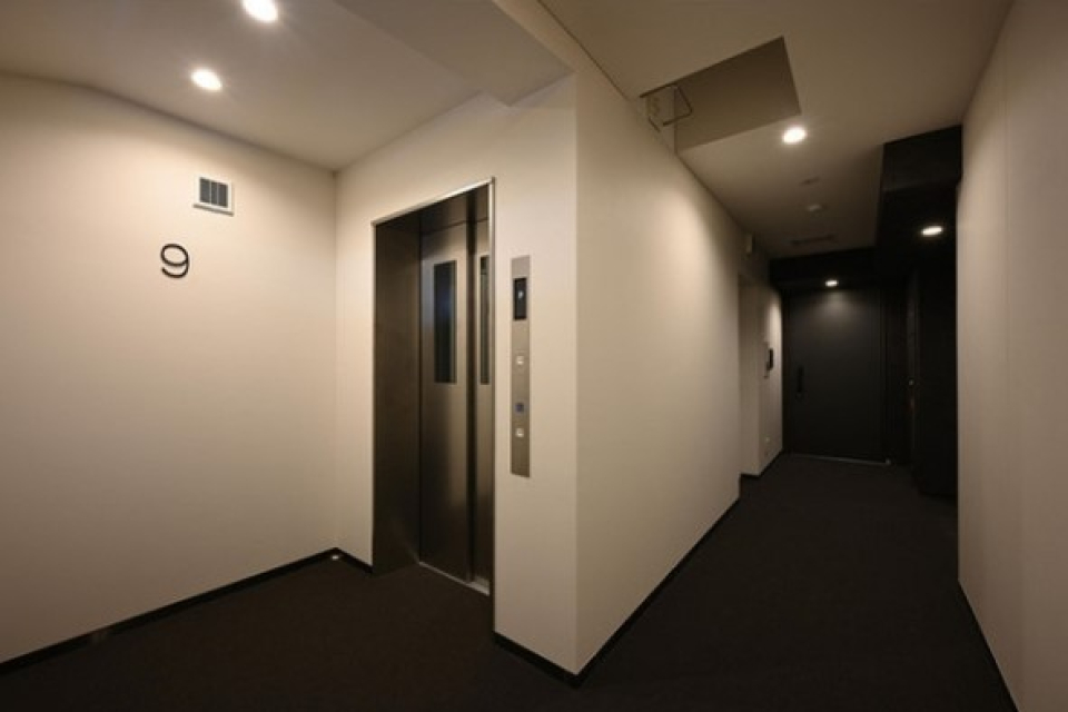 シックな雰囲気の内廊下