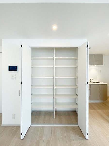 リビングにこういう収納があると書類や日用品のストックに便利です！