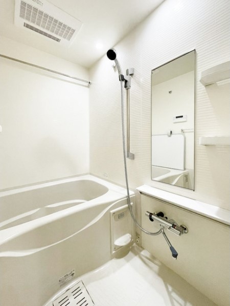 浴室乾燥機能付きのバスルーム