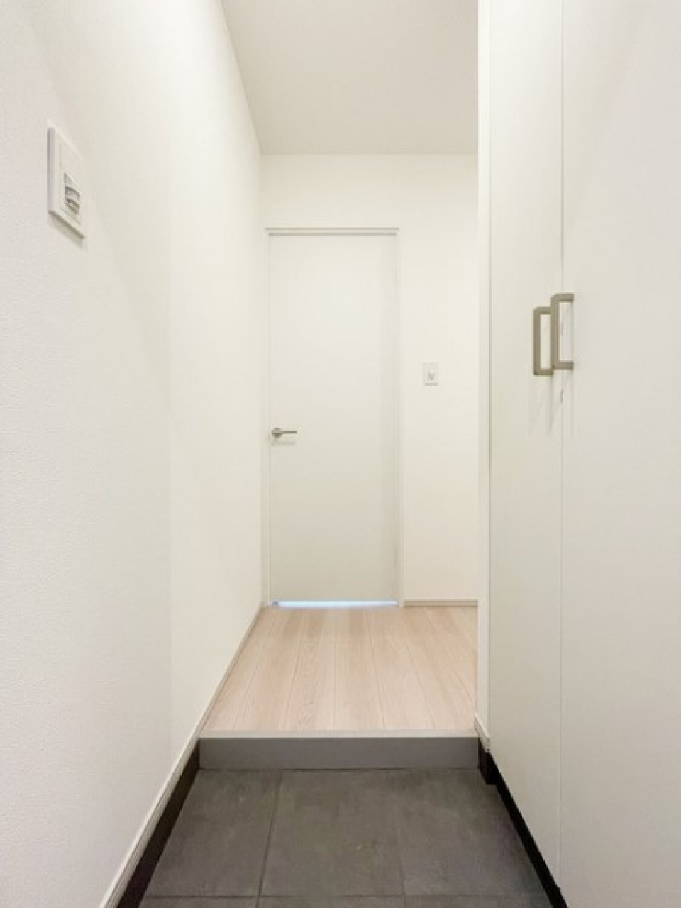 玄関には人感センサー照明がついていて帰宅時にポッと明かりが灯ります