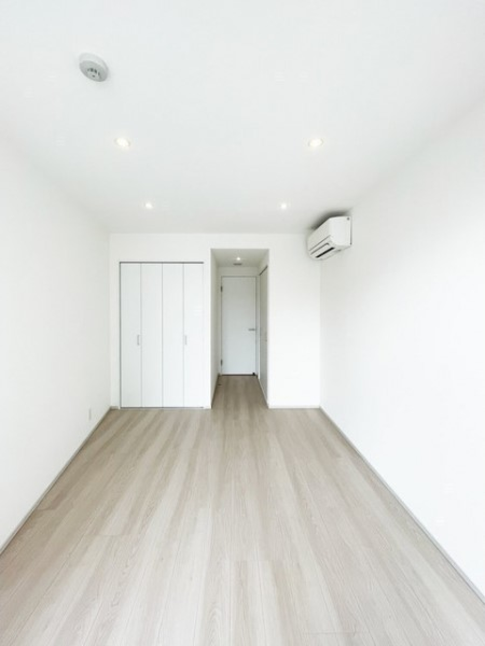 こちらのお部屋にもあらかじめエアコンが設置済みですね