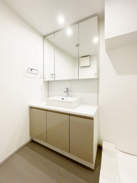 ワイドで身支度もしっかりチェックできる洗面化粧台