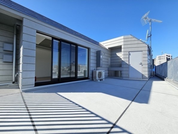 お部屋と同じくらい広いスカイバルコニー！