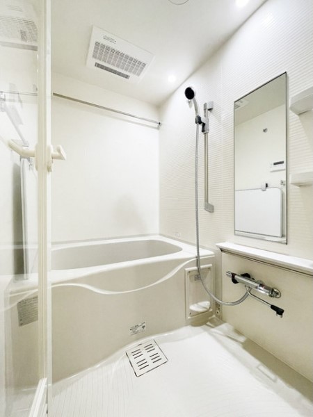 浴室乾燥機能付きのバスルーム