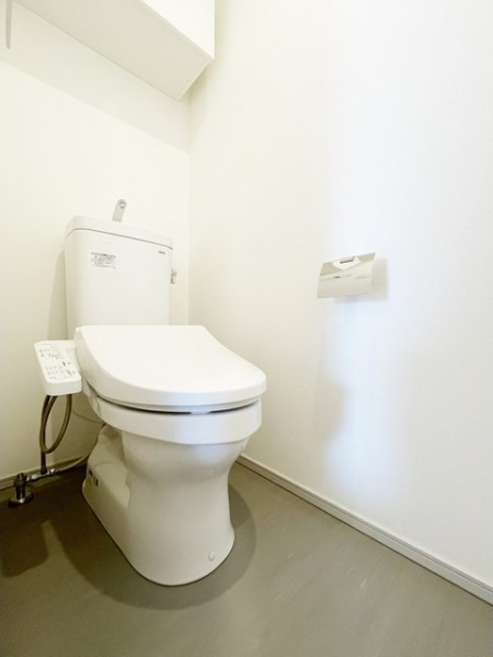 トイレにも収納が用意されていますね