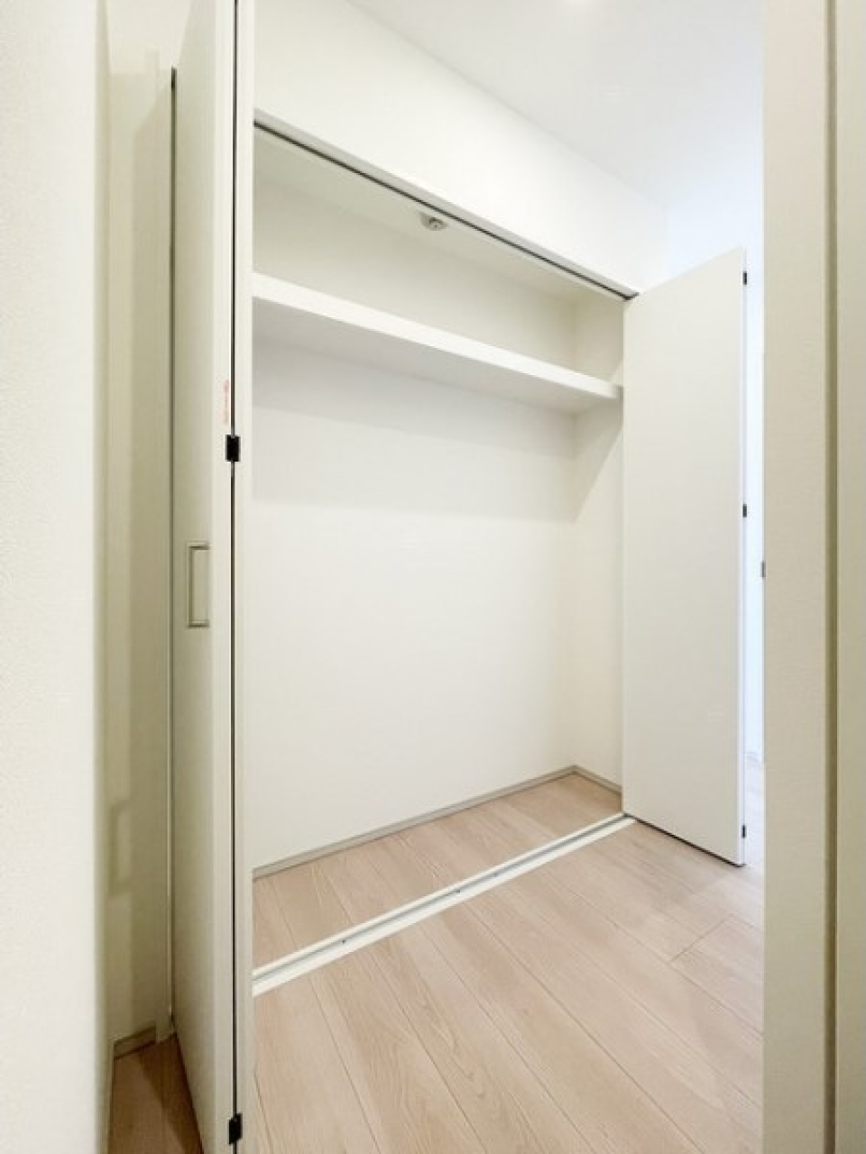 玄関側の方が大きめです