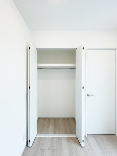 クローゼットはベッドルームとリビングにもあります