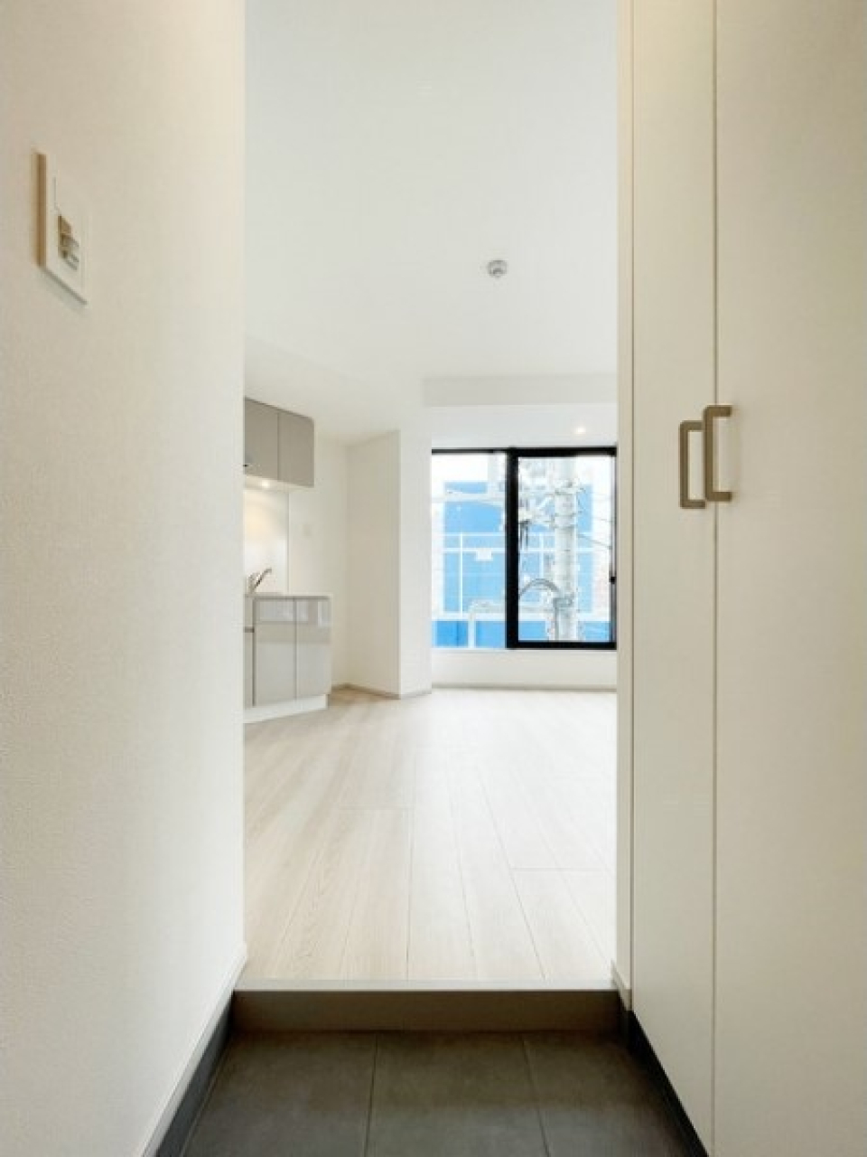 窓を開けてその先に窓があると広く感じますね