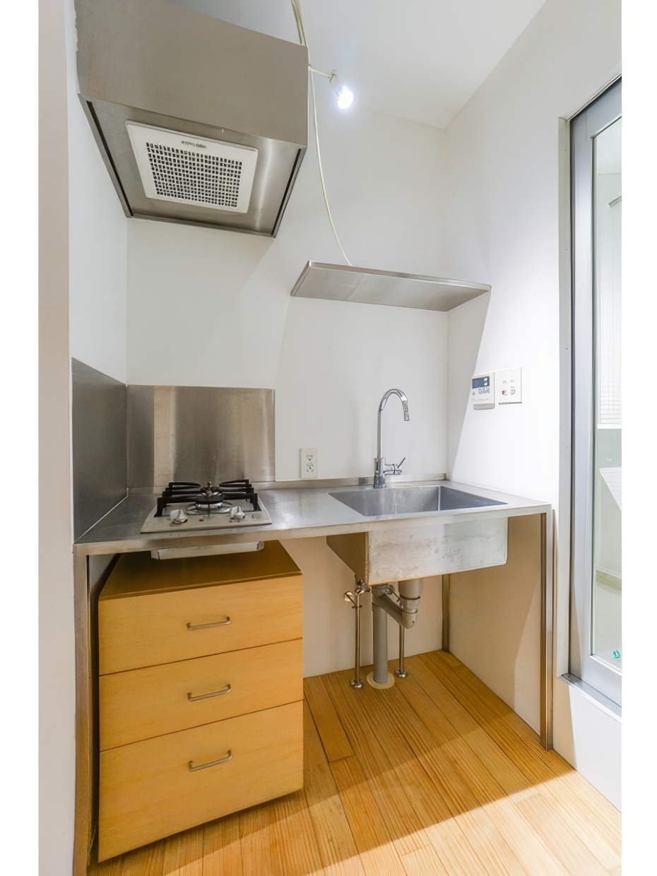 スタイリッシュなキッチンは収納付きで嬉しい。