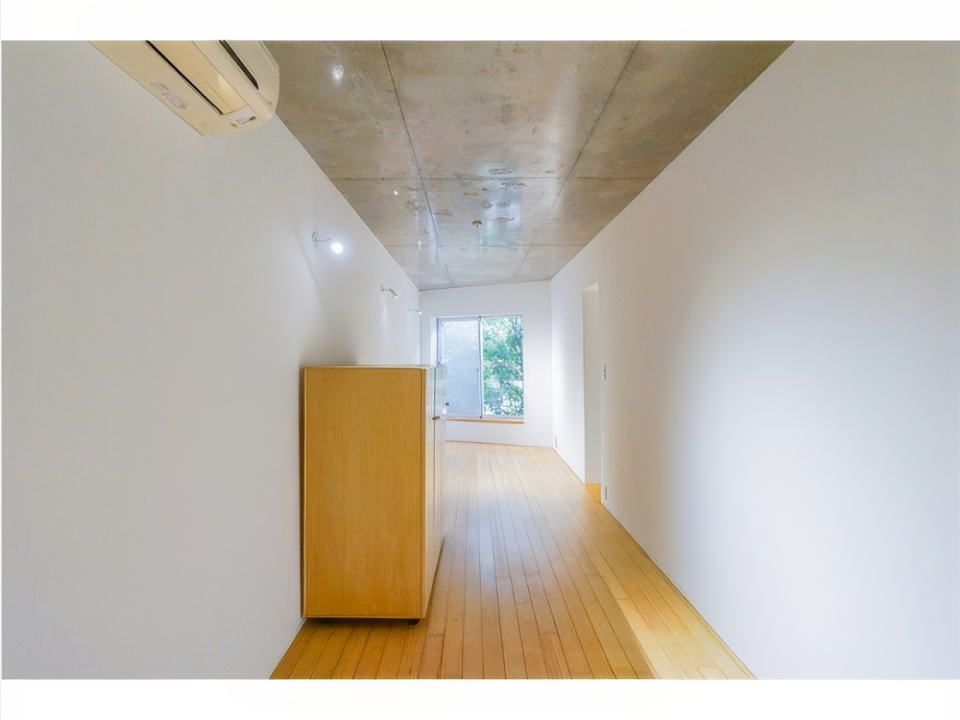 窓までまっすぐ伸びる空間。