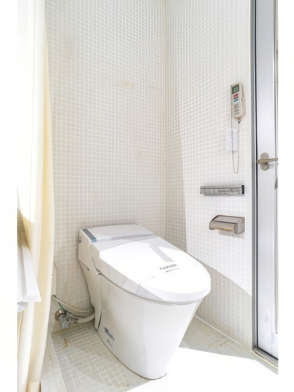 トイレはお風呂スペースとはカーテンで区切られています。