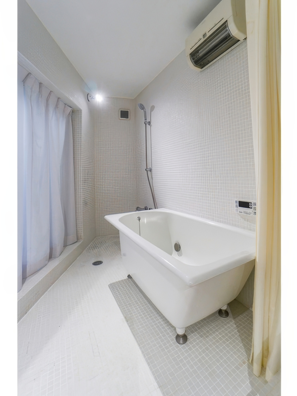 足付きバスタブで海外風のバスタイムを楽しめそう