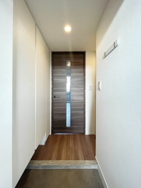 玄関にもたっぷりの収納とコートが掛けられるフックも