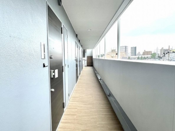 最近のマンションは廊下の床までおしゃれですね