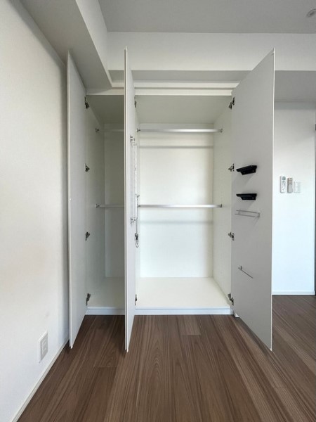 クローゼットは2段使いでスペース有効活用