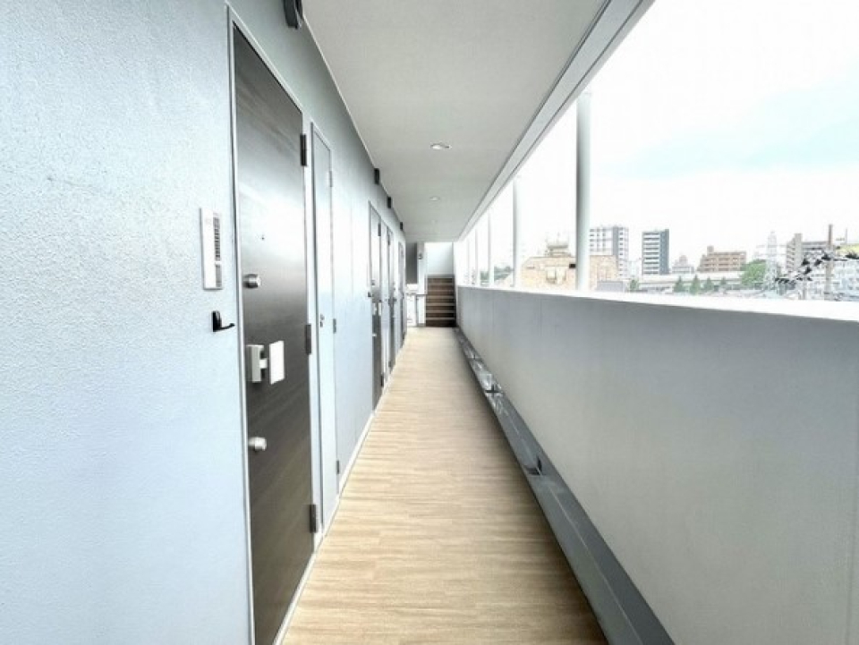 最近のマンションは廊下の床までおしゃれですね