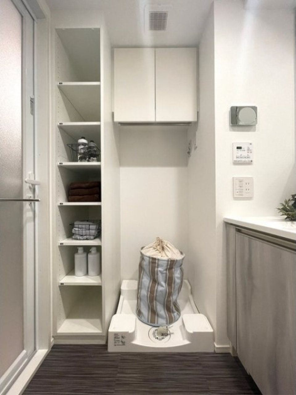 脱衣室にたくさん収納があるのかなり便利！