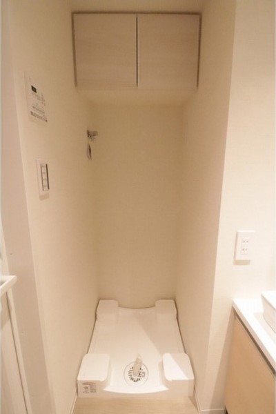 洗濯機置き場の上部にはなにかと便利な戸棚