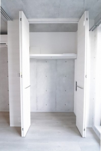 クローゼットはこの大きさですので、ベッド下なども上手に活用したいところ