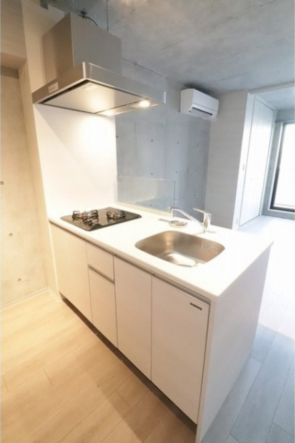 空間に馴染むシンプルなシステムキッチン