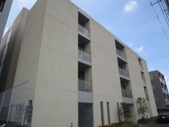 石の箱っぽいマンションです