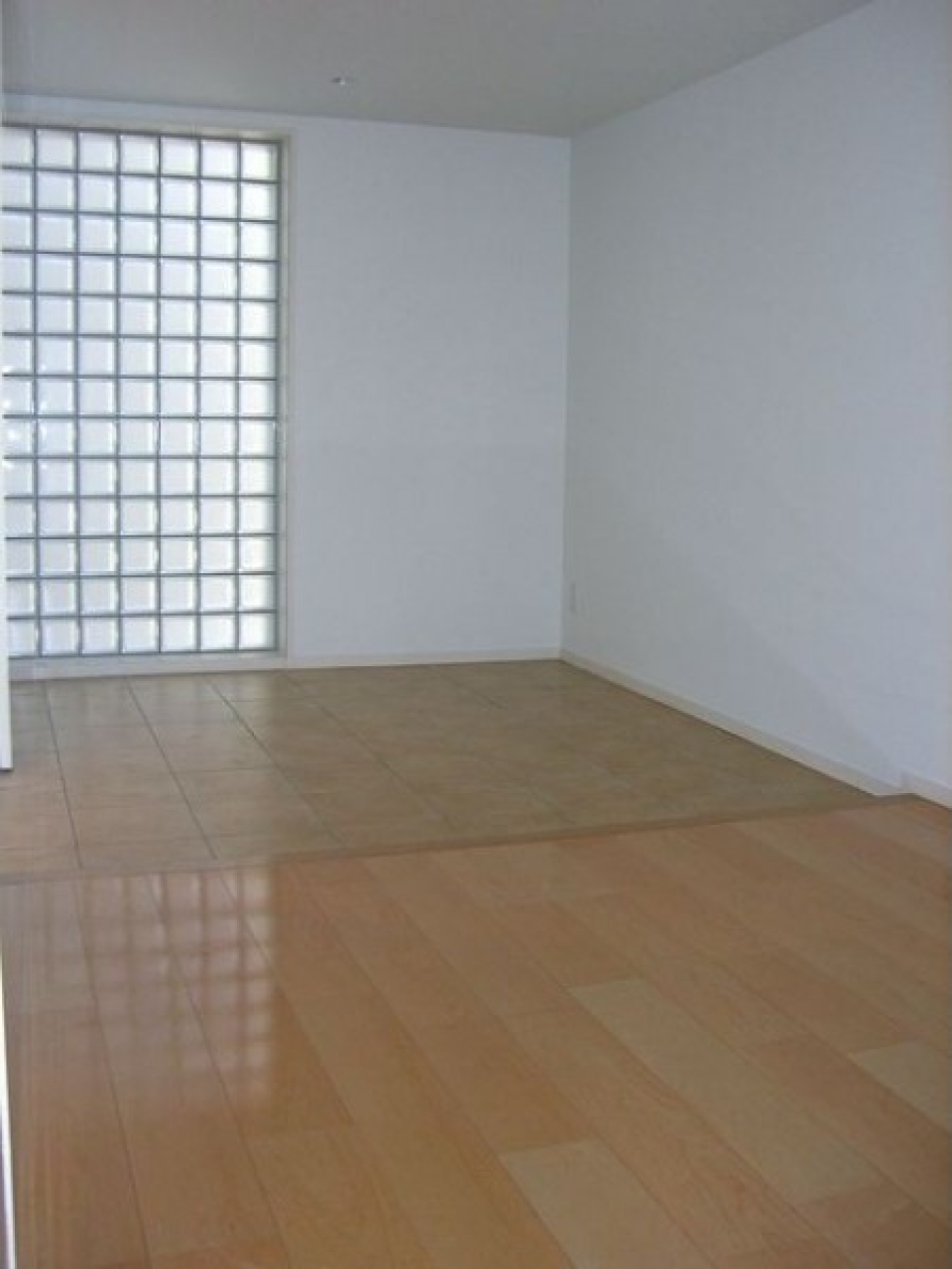 奥には4帖半ほどのタイルの空間が！不思議！植物いっぱいにしたい！