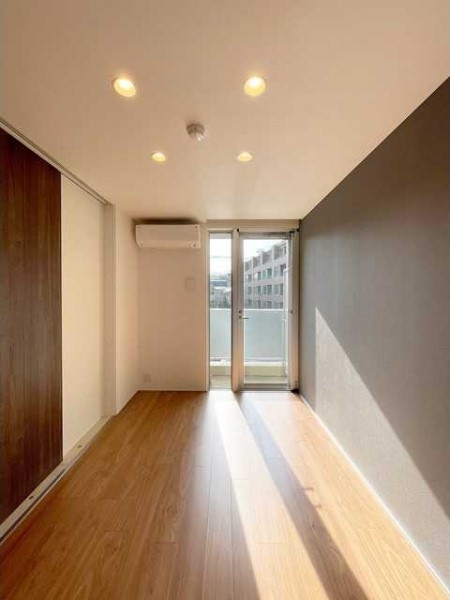 落ち着いたトーンのベッドルームは6.4帖です