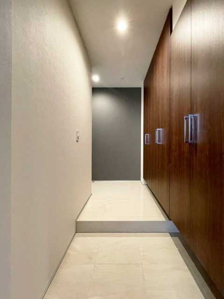 玄関には大容量の収納が