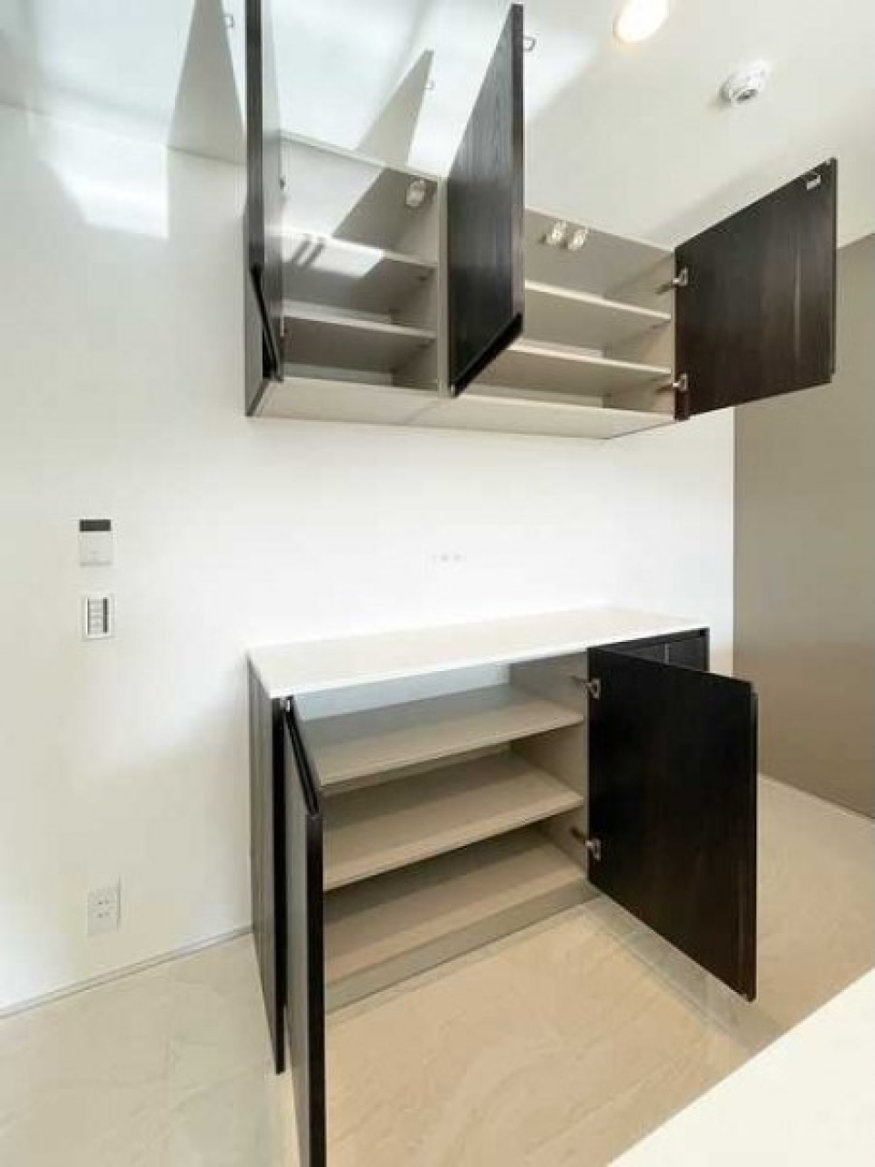 お揃いのカップボードもあります