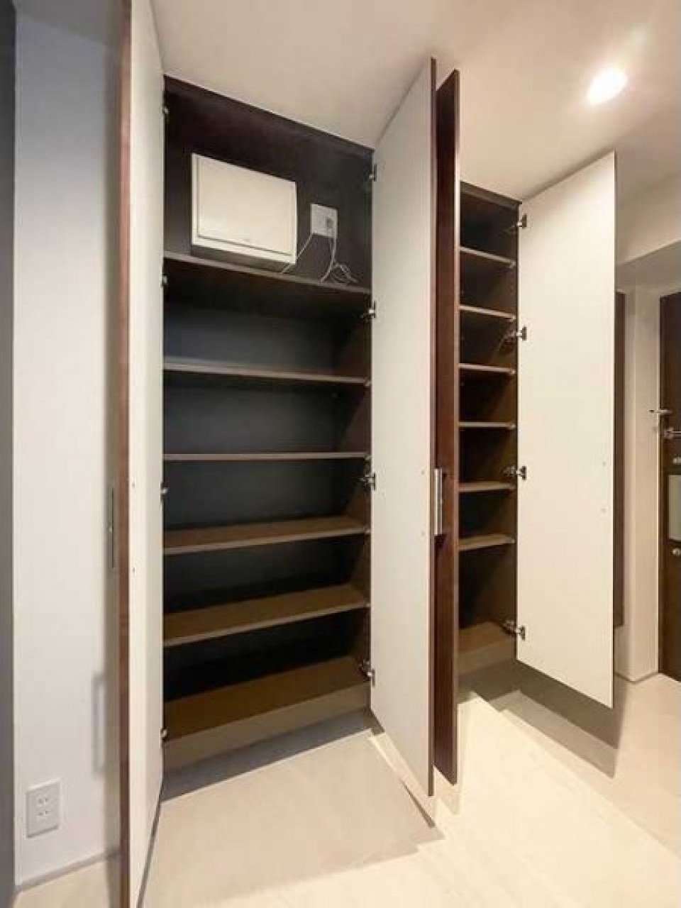 靴に日用品のストック、防災グッズも仕舞えますね