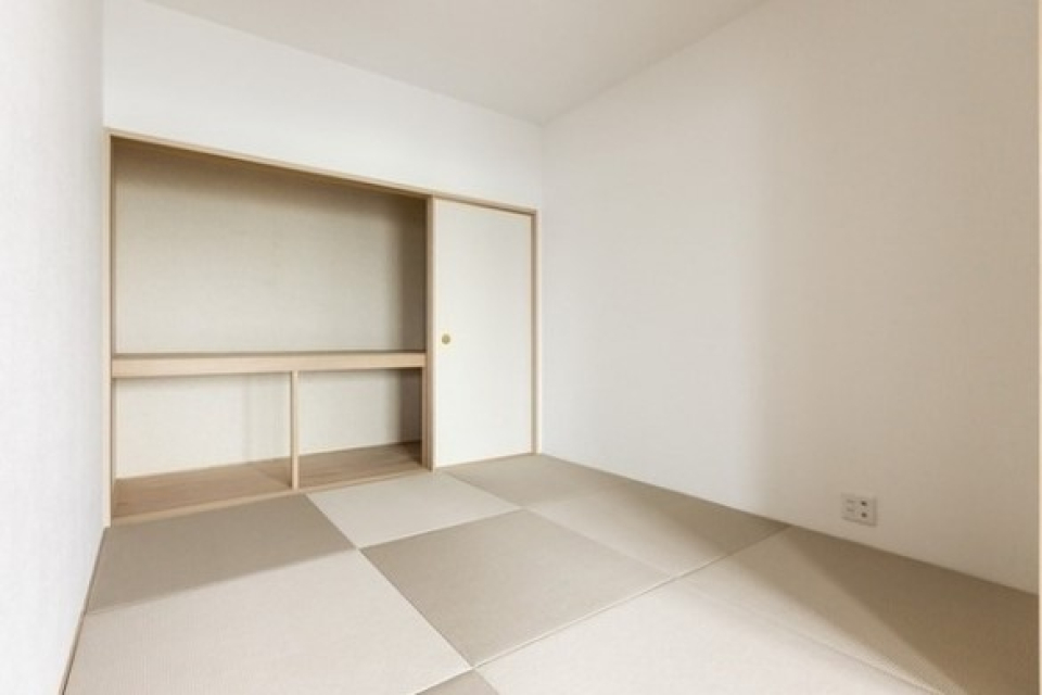 お子様の遊び場としても、来客時の寝室としても、なにかと便利な和室です