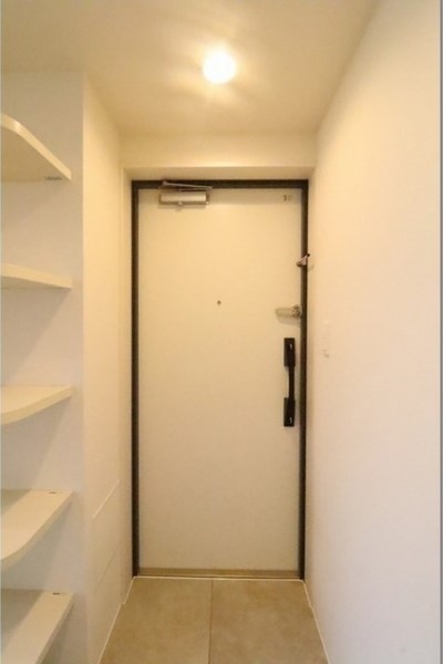 シェルフには靴だけでなくインテリア小物も置いてみるのはどうでしょう