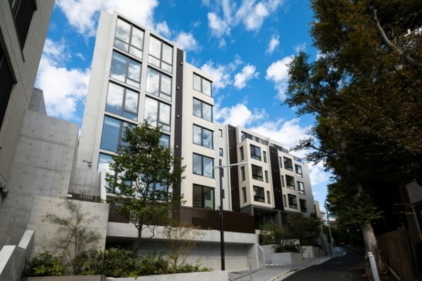 空に映えるマンションです