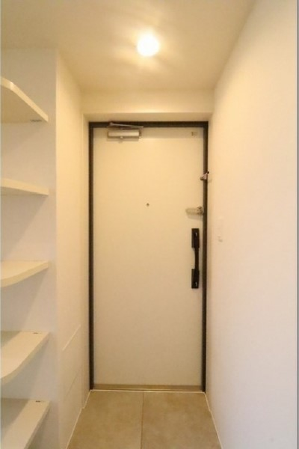 シェルフには靴だけでなくインテリア小物も置いてみるのはどうでしょう