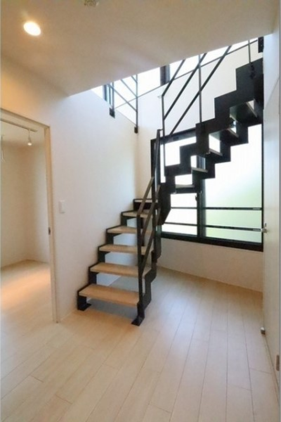 お部屋の主人公、鉄骨階段