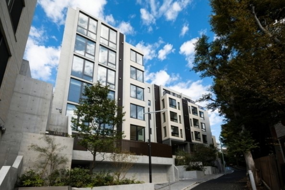 空に映えるマンションです