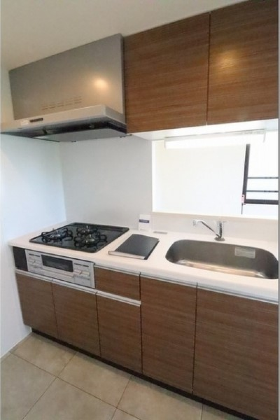 お部屋の雰囲気に合う木目が綺麗なシステムキッチン