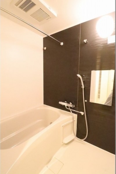 浴室乾燥機能付きのバスルーム