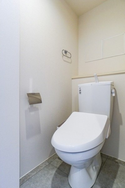 トイレがワンアップするのがホルダー類の素材感