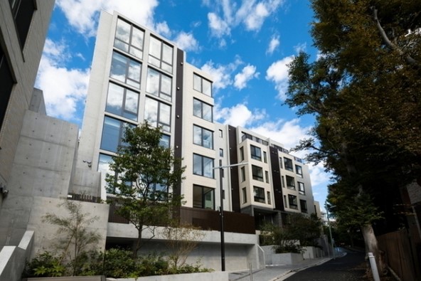 空に溶け込む素敵な外観ですね