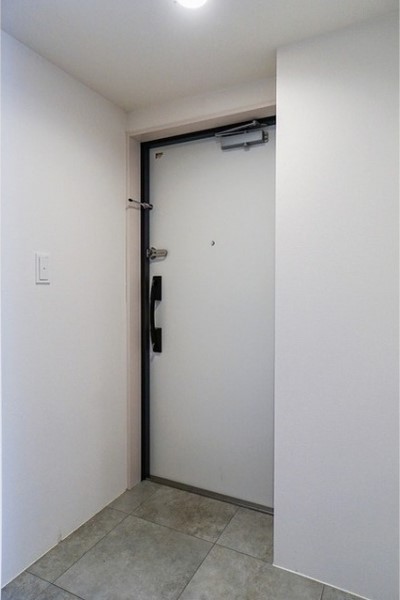 シェルフにはインテリア小物を、靴収納はお好みで用意してもいいかも