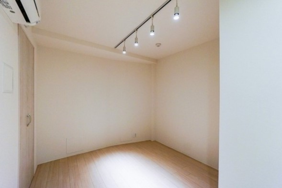 スタジオのようなシンプルかつおしゃれな洋室