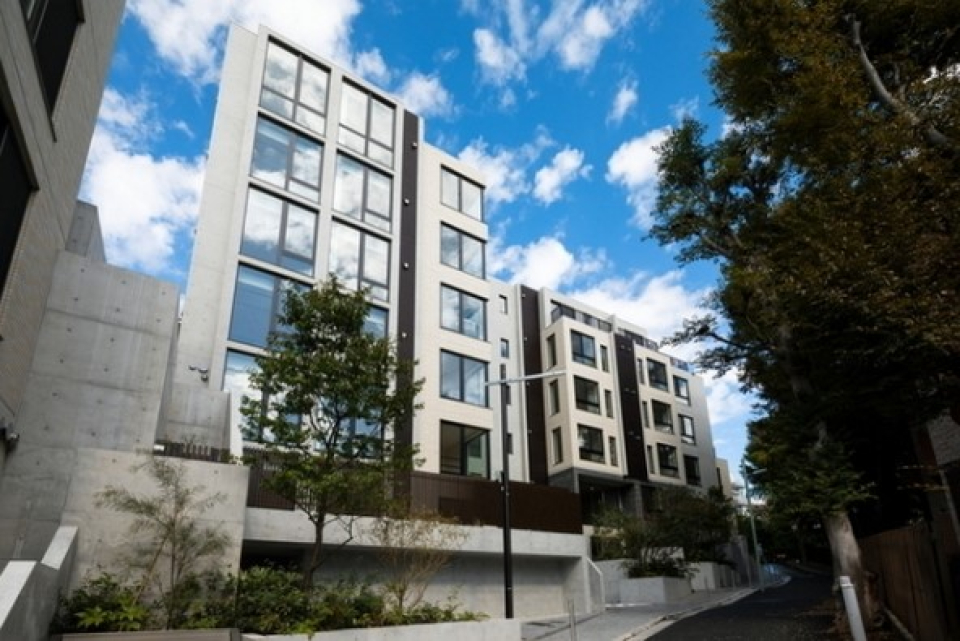 空に溶け込む素敵な外観ですね