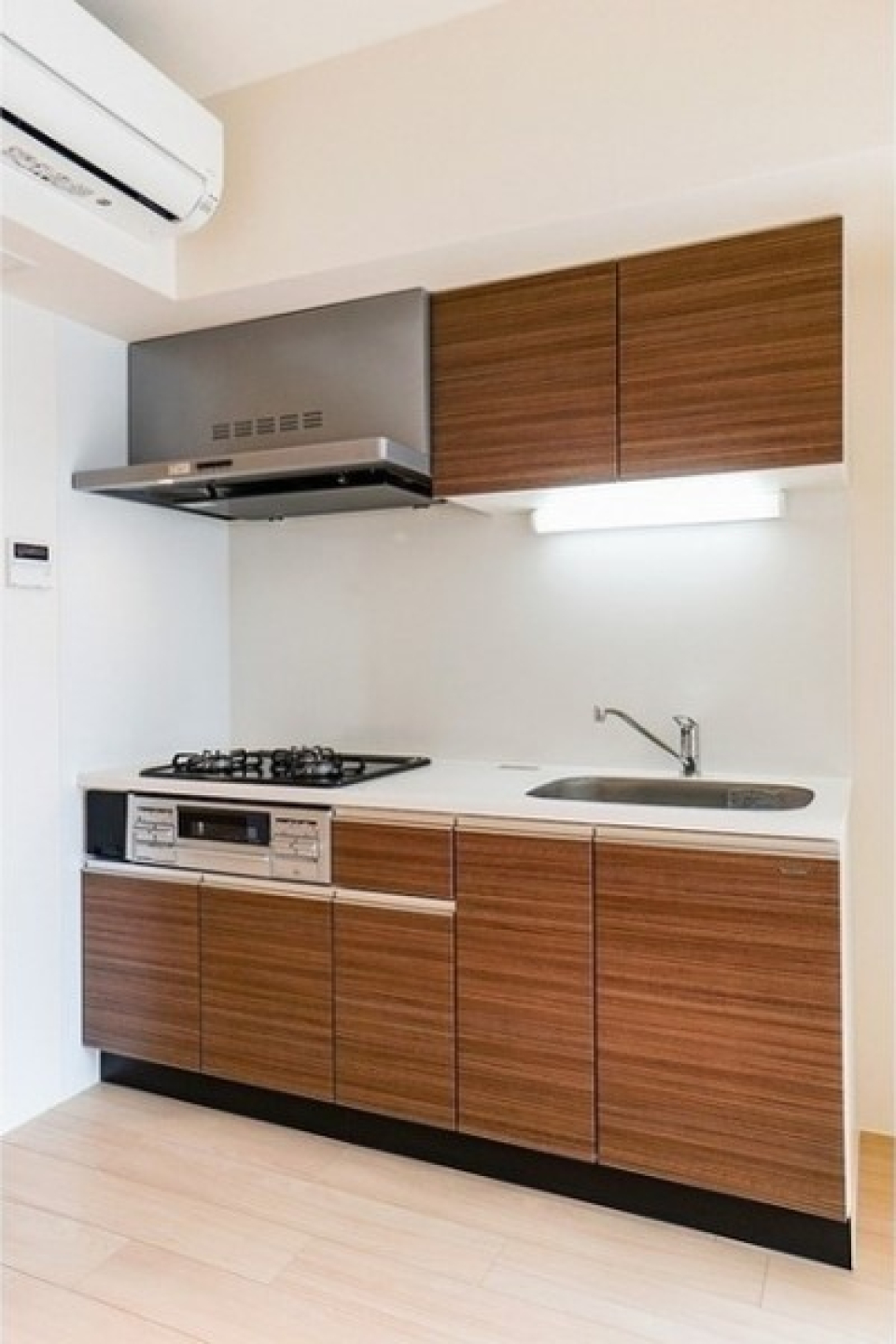 お部屋の雰囲気と相性のいい木目が綺麗なシステムキッチン