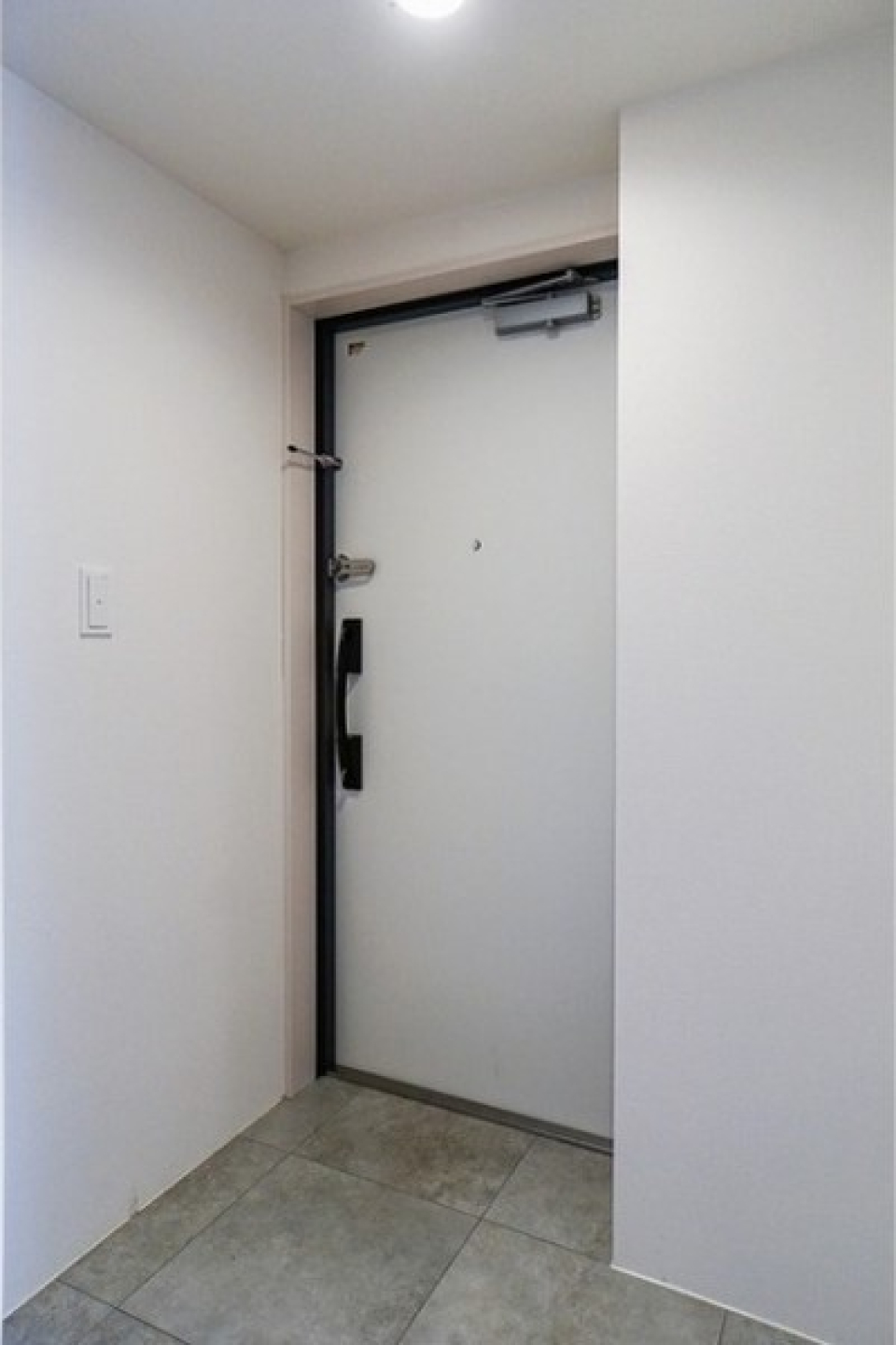 シェルフにはインテリア小物を、靴収納はお好みで用意してもいいかも