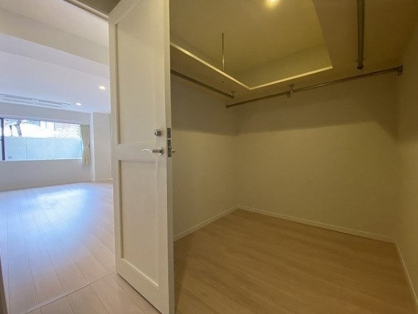 ちょっとした個室くらい広さのあるWIC