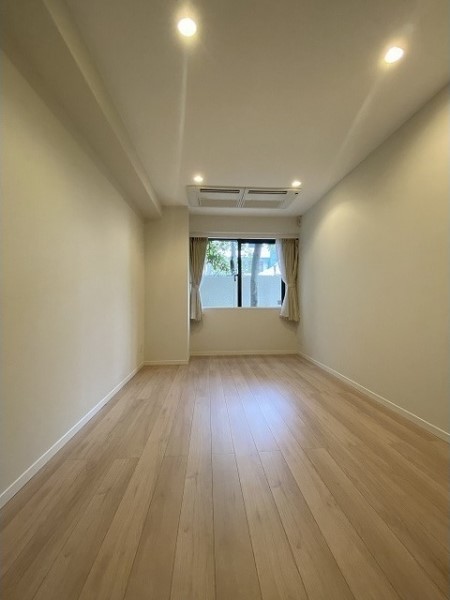 窓は北向きなので安定的な柔らかい光が広がります